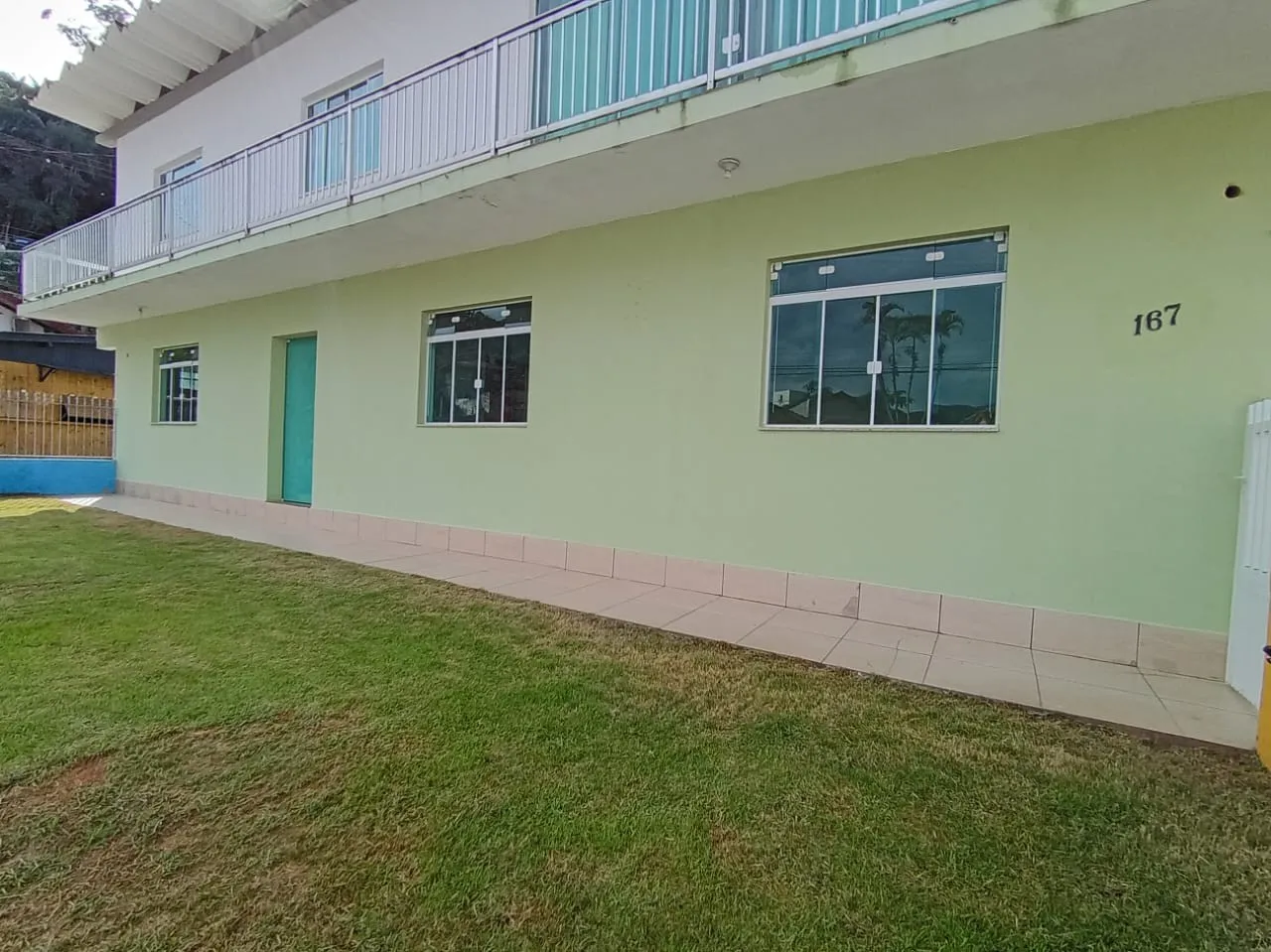 Casa de alvenaria parte inferior, com 02 dormitórios sendo 01 suíte, sala e copa e cozinha conjugada, banheiro social, área de serviços e 01 vaga de garagem. — foto 2