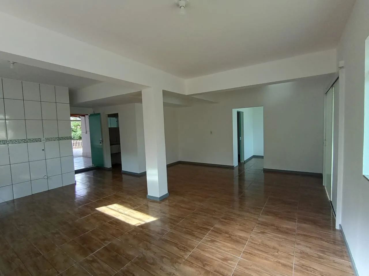 Casa de alvenaria parte inferior, com 02 dormitórios sendo 01 suíte, sala e copa e cozinha conjugada, banheiro social, área de serviços e 01 vaga de garagem. — foto 3