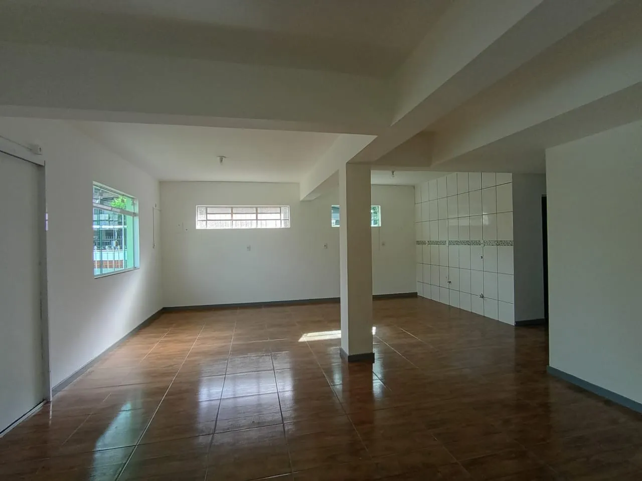 Casa de alvenaria parte inferior, com 02 dormitórios sendo 01 suíte, sala e copa e cozinha conjugada, banheiro social, área de serviços e 01 vaga de garagem. — foto 4