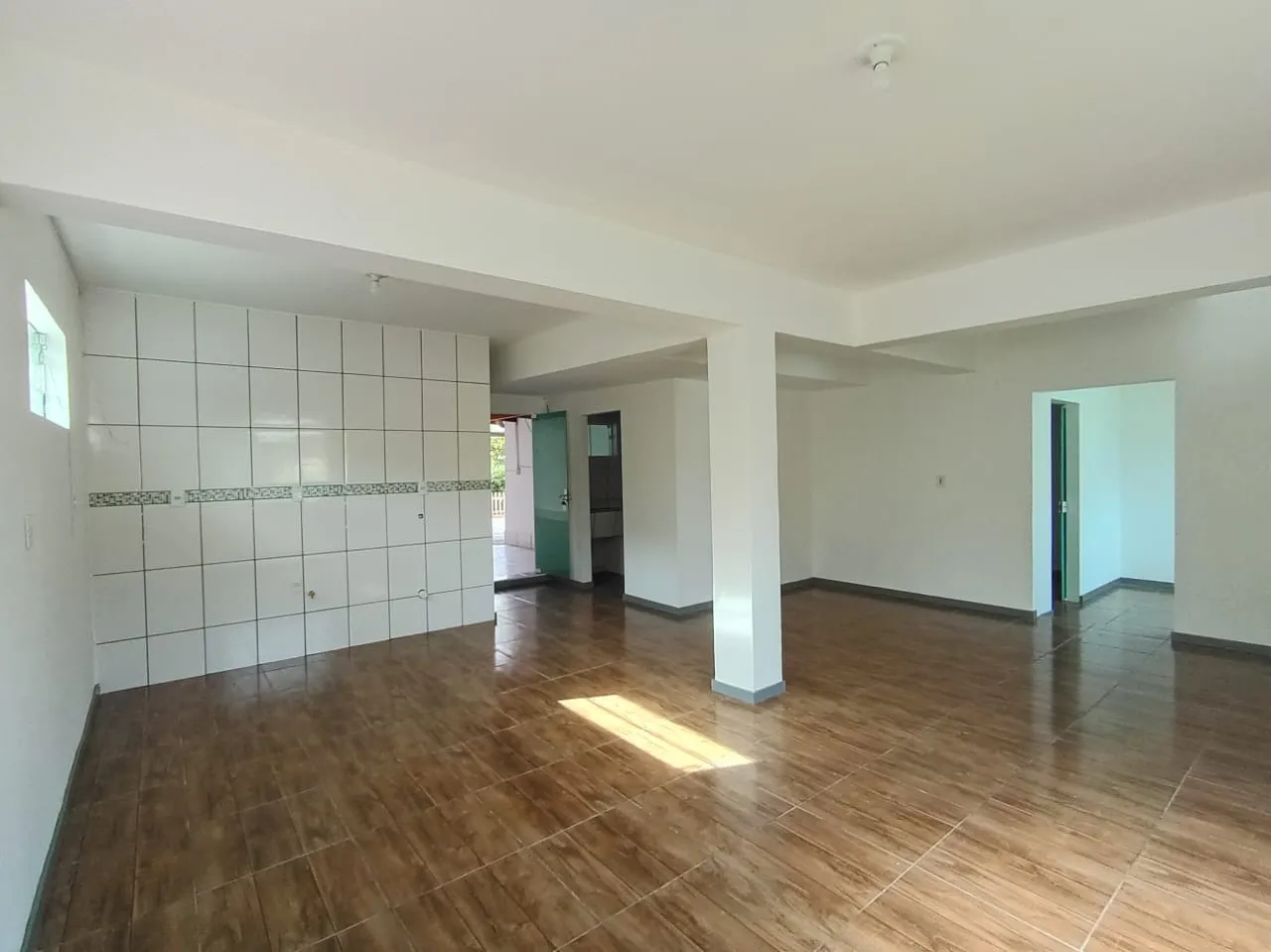 Casa de alvenaria parte inferior, com 02 dormitórios sendo 01 suíte, sala e copa e cozinha conjugada, banheiro social, área de serviços e 01 vaga de garagem. — foto 5