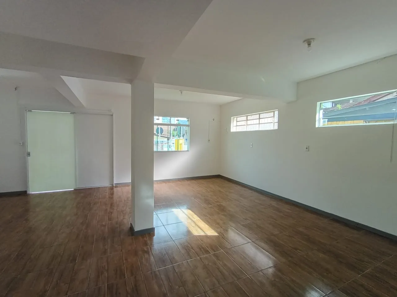 Casa de alvenaria parte inferior, com 02 dormitórios sendo 01 suíte, sala e copa e cozinha conjugada, banheiro social, área de serviços e 01 vaga de garagem. — foto 6