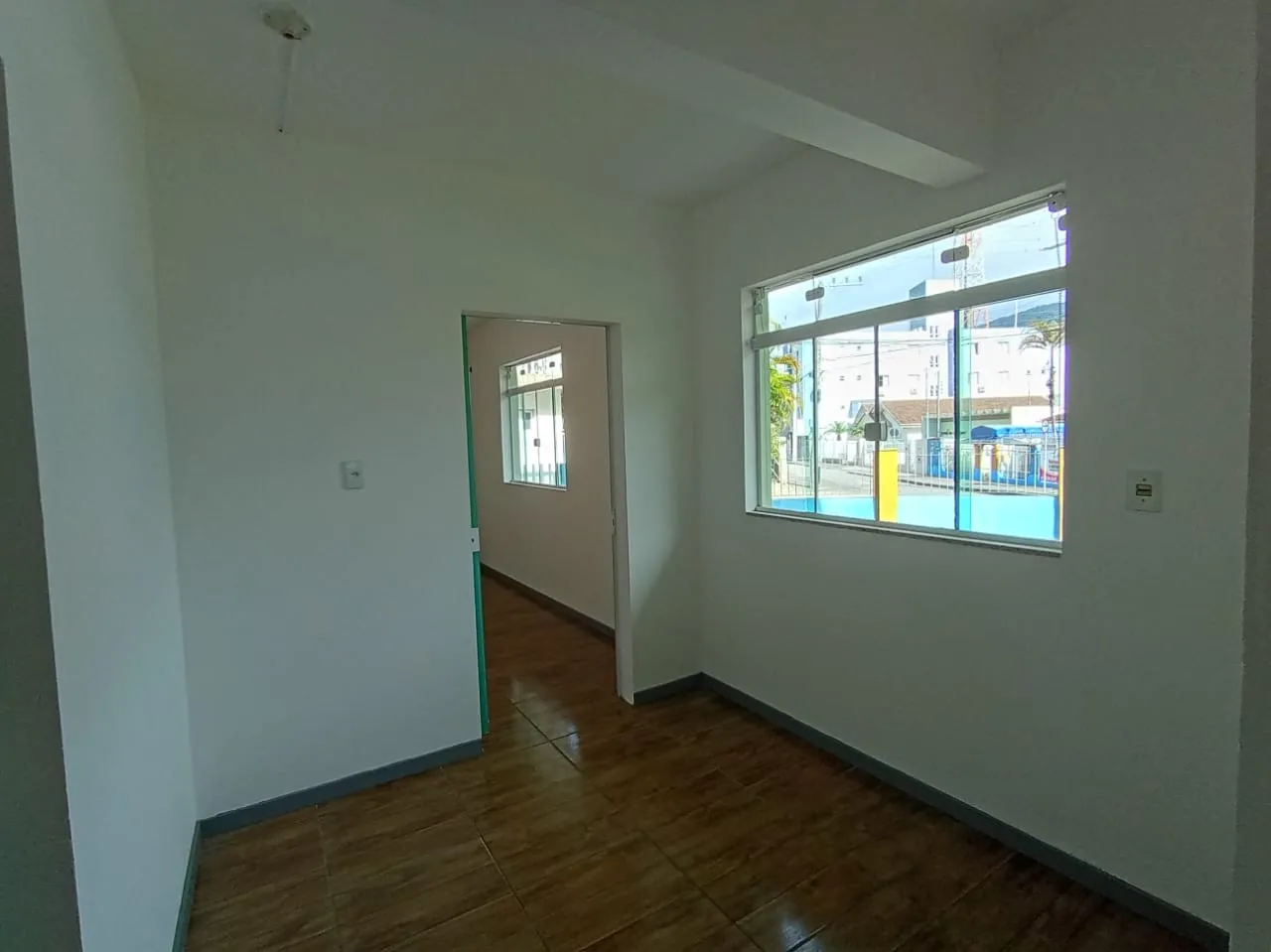 Casa de alvenaria parte inferior, com 02 dormitórios sendo 01 suíte, sala e copa e cozinha conjugada, banheiro social, área de serviços e 01 vaga de garagem. — foto 7