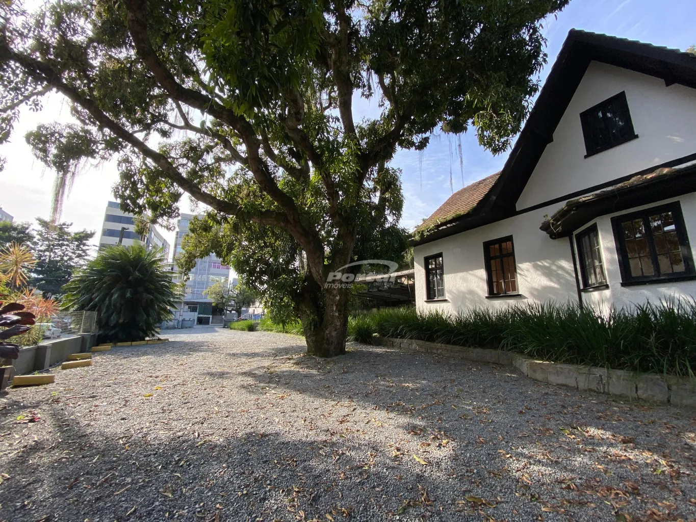 Casa comercial no centro com 300m de área útil, 07 salas e amplo terreno para estacionamento. - foto 1