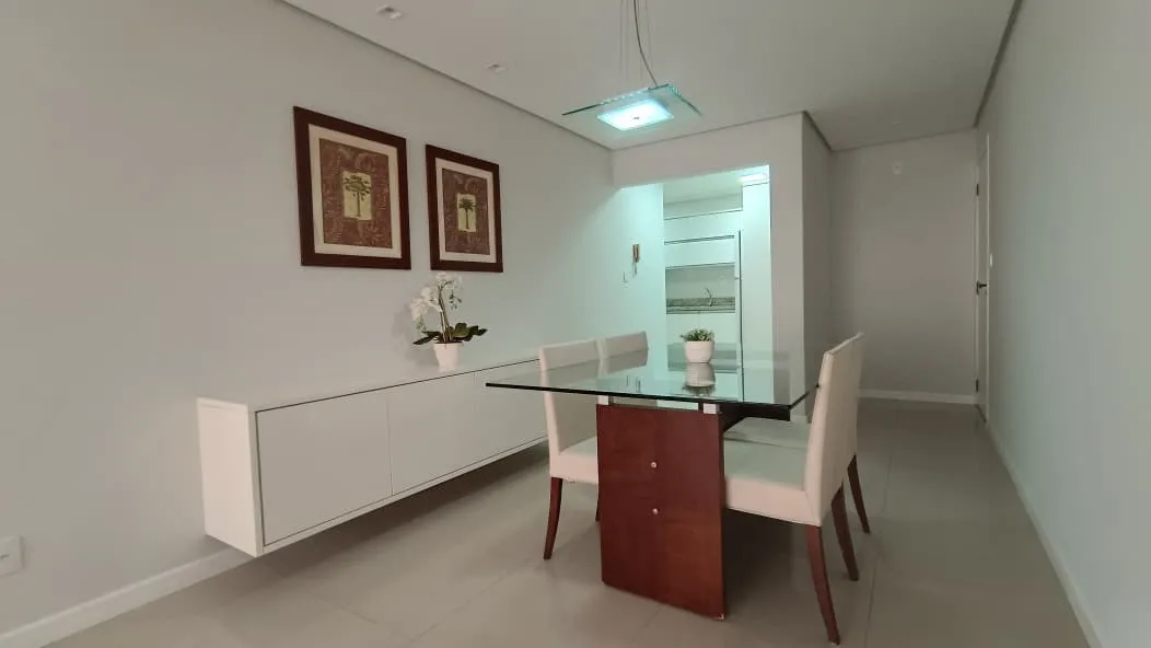 APARTAMENTO MOBILIADO À VENDA COM 2 DORMITÓRIOS SENDO 1 SUÍTE E 1 VAGA À VENDA NA PONTA AGUDA, PRONTO PRA MORAR.