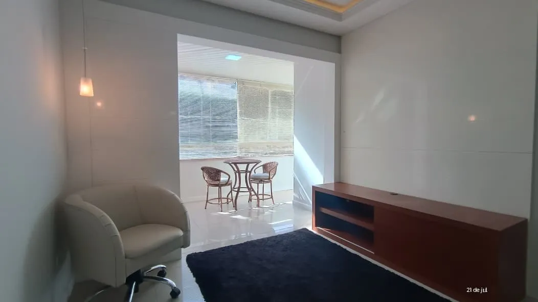 APARTAMENTO MOBILIADO À VENDA COM 2 DORMITÓRIOS SENDO 1 SUÍTE E 1 VAGA À VENDA NA PONTA AGUDA, PRONTO PRA MORAR.