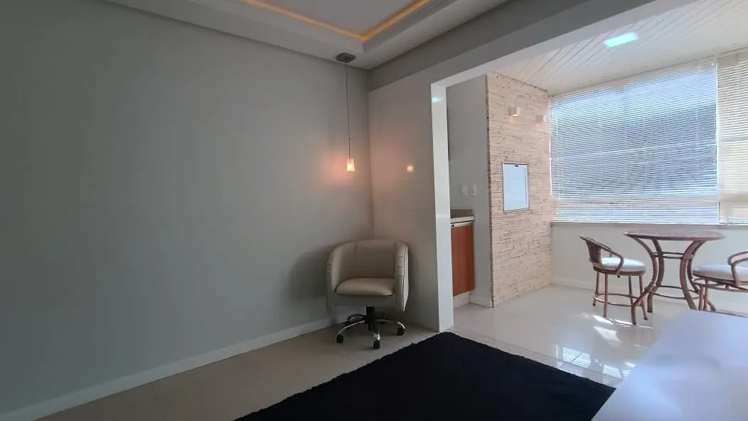 APARTAMENTO MOBILIADO À VENDA COM 2 DORMITÓRIOS SENDO 1 SUÍTE E 1 VAGA À VENDA NA PONTA AGUDA, PRONTO PRA MORAR.