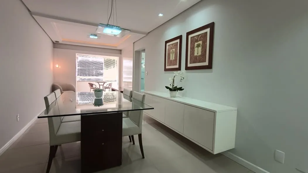 APARTAMENTO MOBILIADO À VENDA COM 2 DORMITÓRIOS SENDO 1 SUÍTE E 1 VAGA À VENDA NA PONTA AGUDA, PRONTO PRA MORAR.