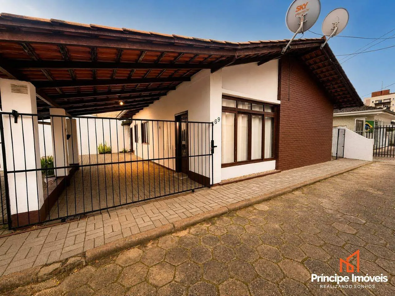 Casa à venda com 3 quartos, 2 vagas, 114m² no Bucarein, Joinville - foto 1