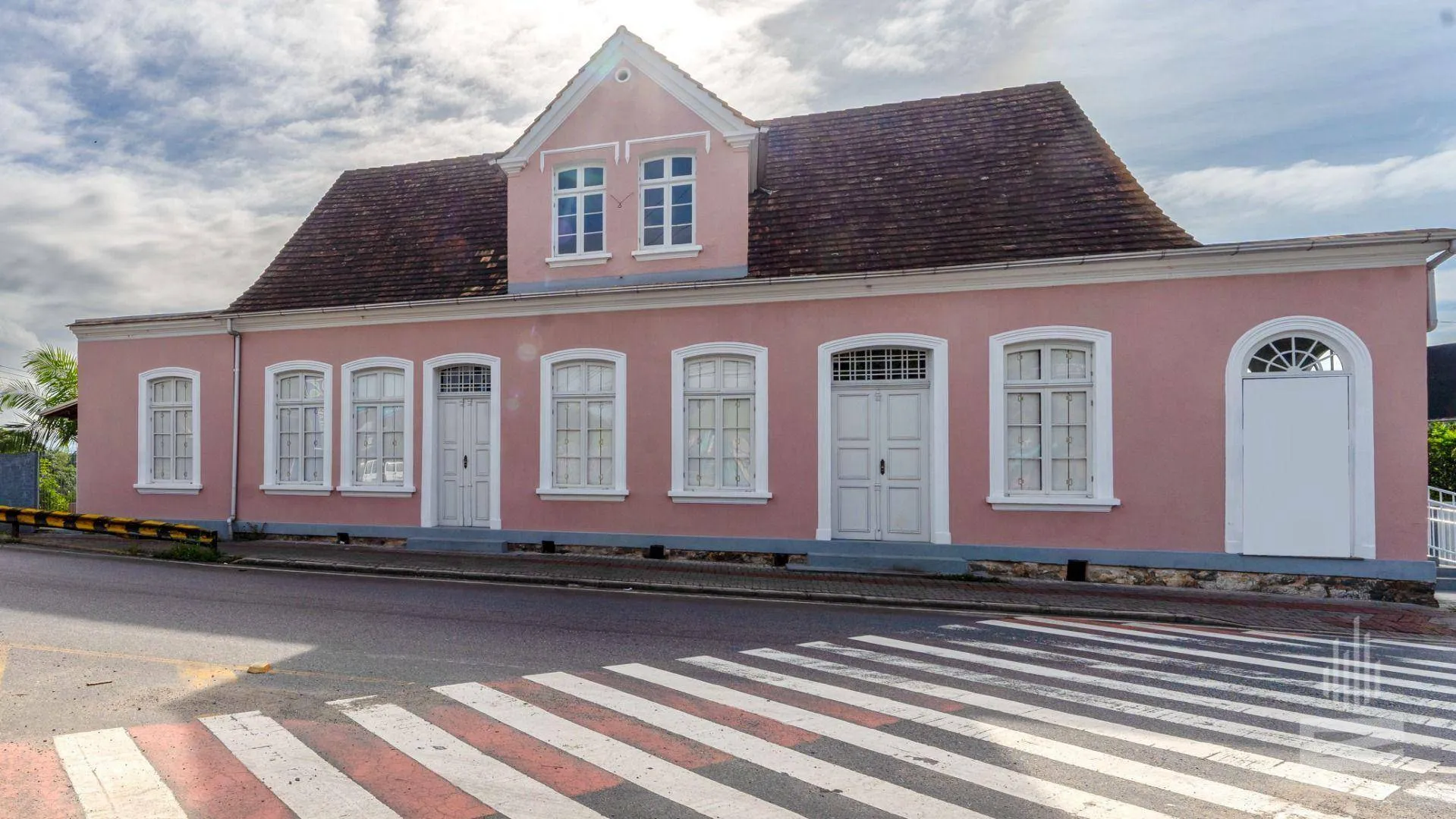 Casa com 5 ambientes para alugar, 400 m por R$ 28.000 - Salto - Blumenau/SC - foto 1
