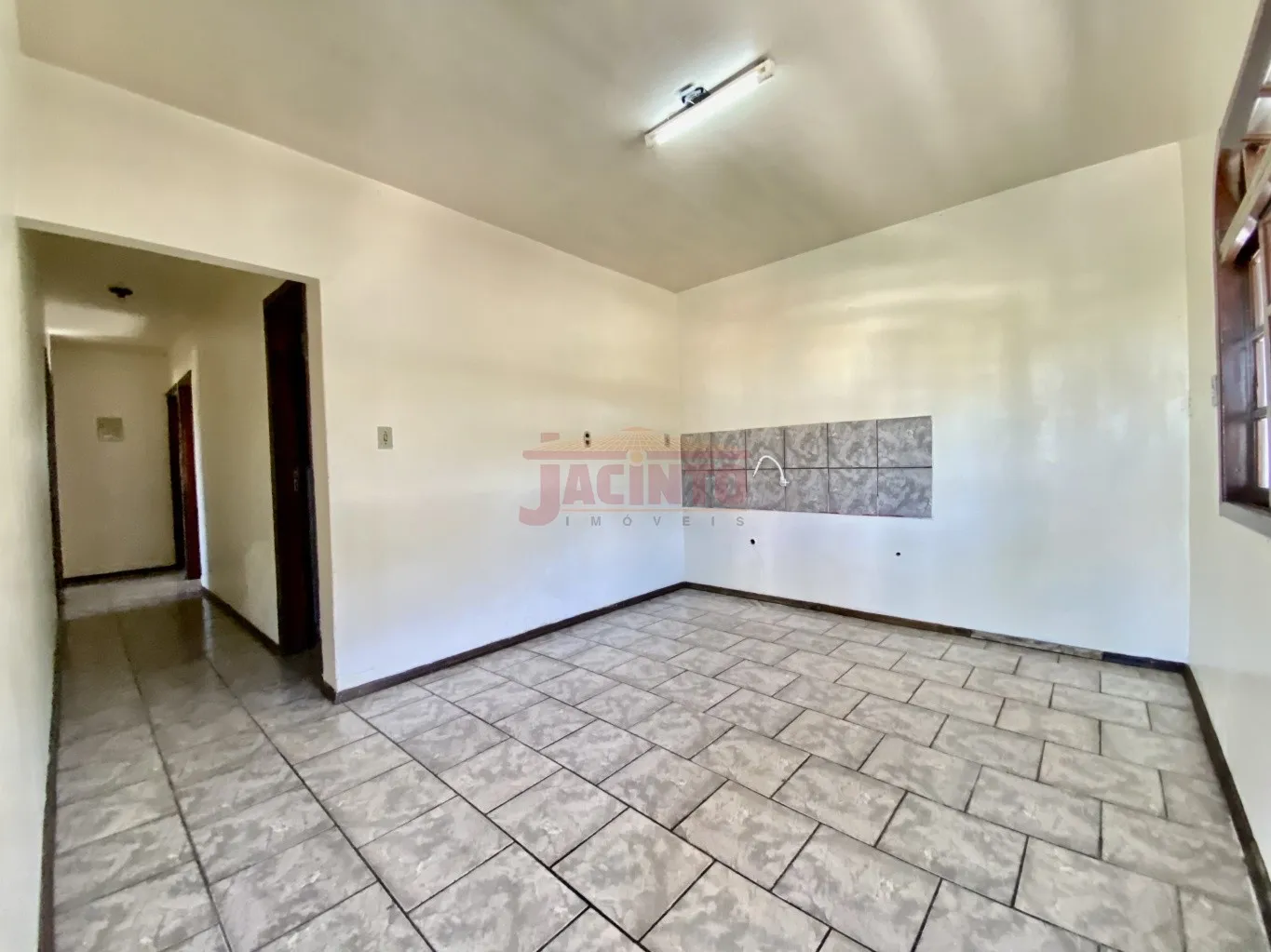 Casa de Alvenaria com Kitnet no Bairro Fortaleza. — foto 5