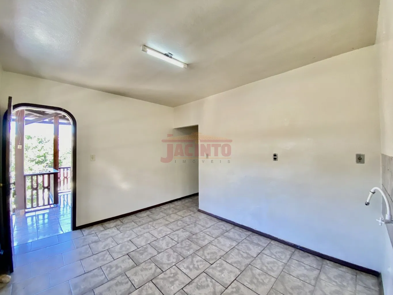 Casa de Alvenaria com Kitnet no Bairro Fortaleza. — foto 6
