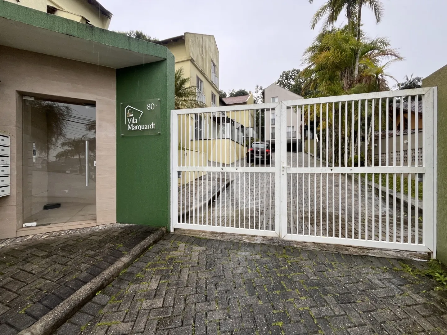 Casa para alugar com 4 quartos e 2 suítes, 2 vagas, 201m² no Anita Garibaldi, Joinville - foto 1