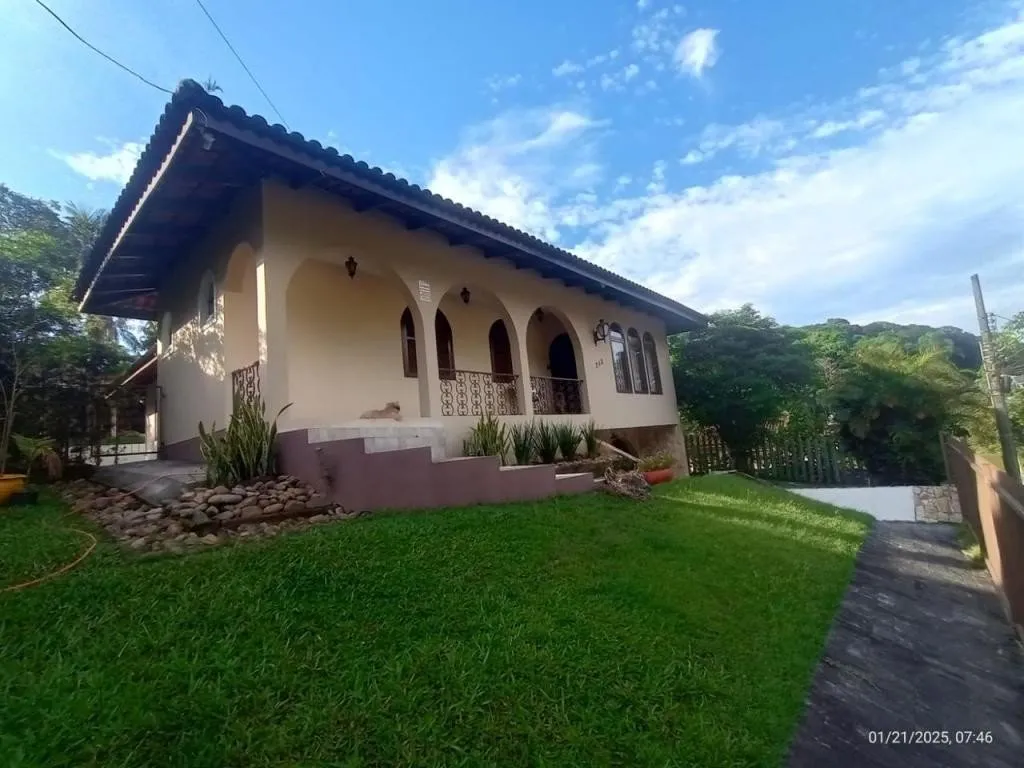 Casa à venda com 4 quartos, 4 vagas, 258m² no Anita Garibaldi, Joinville - foto 1