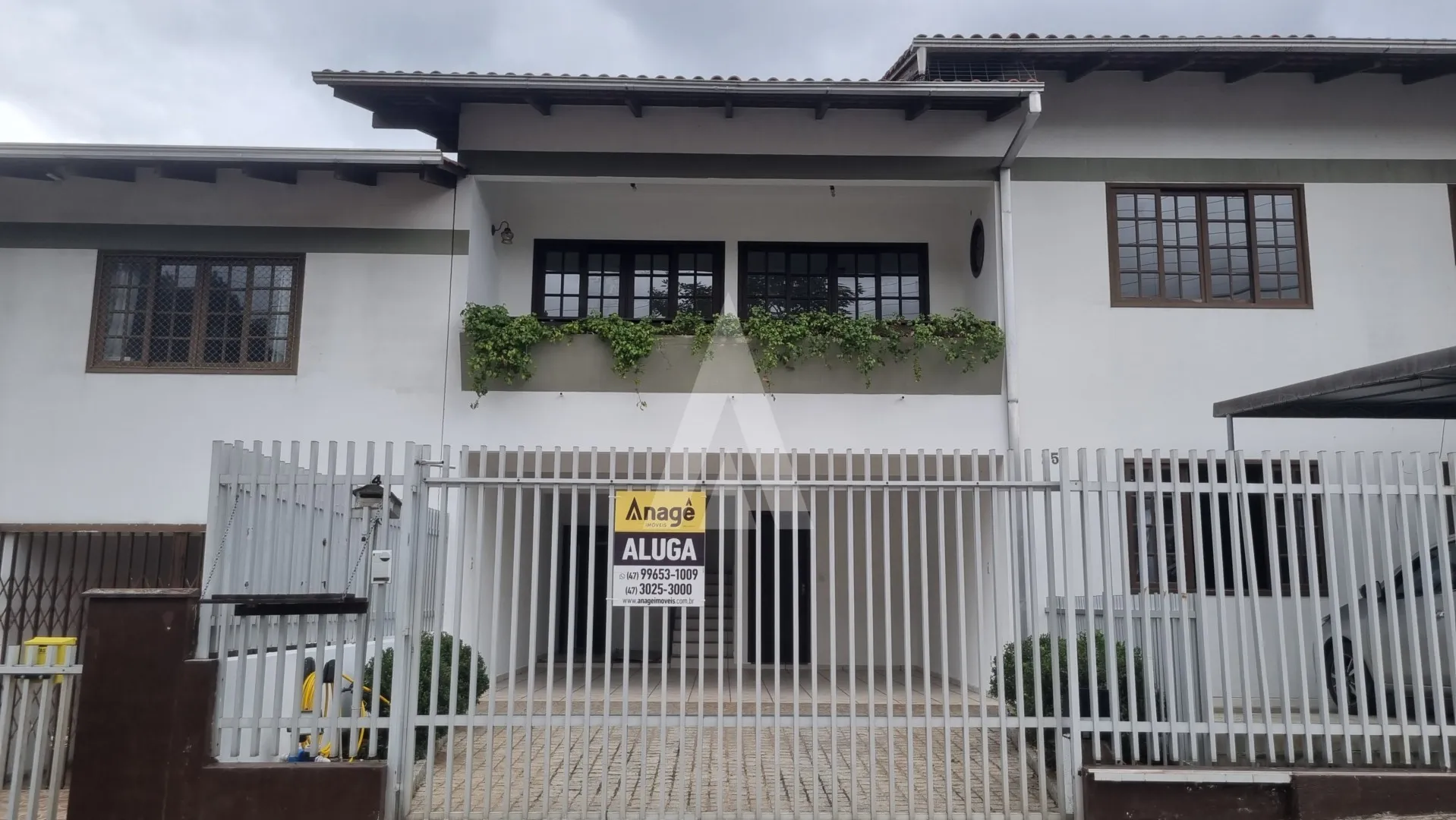 Casa para alugar com 3 quartos e 1 suíte, 2 vagas, 145m² no Bom Retiro, Joinville - foto 1