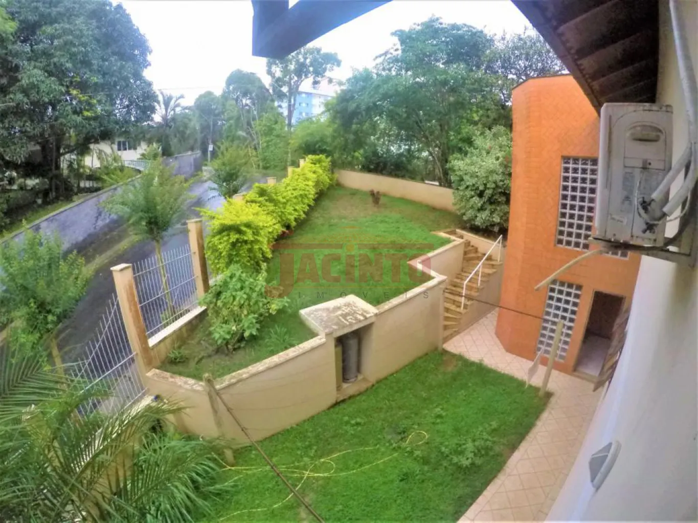 Linda casa contendo 1 suíte máster com hidromassagem e closet + 3 dormitórios, 2 salas, escritório, cozinha, 2 banheiros, 1 lavabo, varanda ampla, área de serviço e garagem para 03 carros. — foto 2