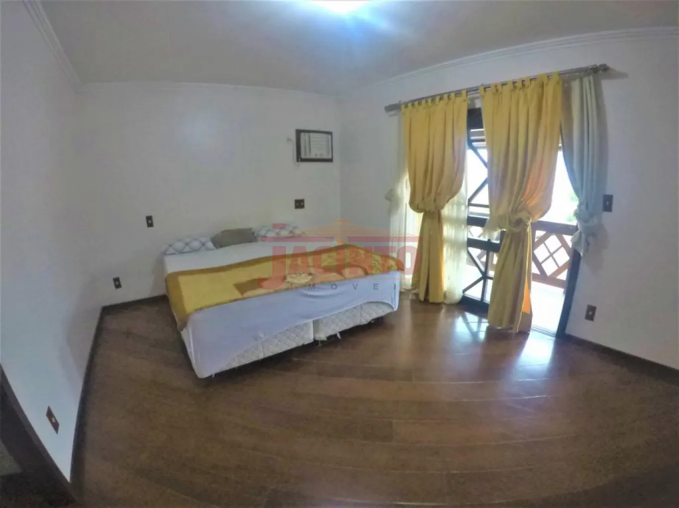 Linda casa contendo 1 suíte máster com hidromassagem e closet + 3 dormitórios, 2 salas, escritório, cozinha, 2 banheiros, 1 lavabo, varanda ampla, área de serviço e garagem para 03 carros. — foto 7