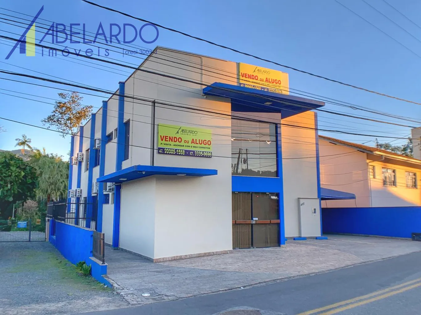 ABELARDO IMÓVEIS - IMÓVEL COMERCIAL - VELHA.Terreno com 360,23m, área construída cerca de 378m, com dois pisos: recepção, 1 sala de reunião, 10 salas com várias estações de trabalho, 6 banheiros, cozinha, varandão. — foto 3