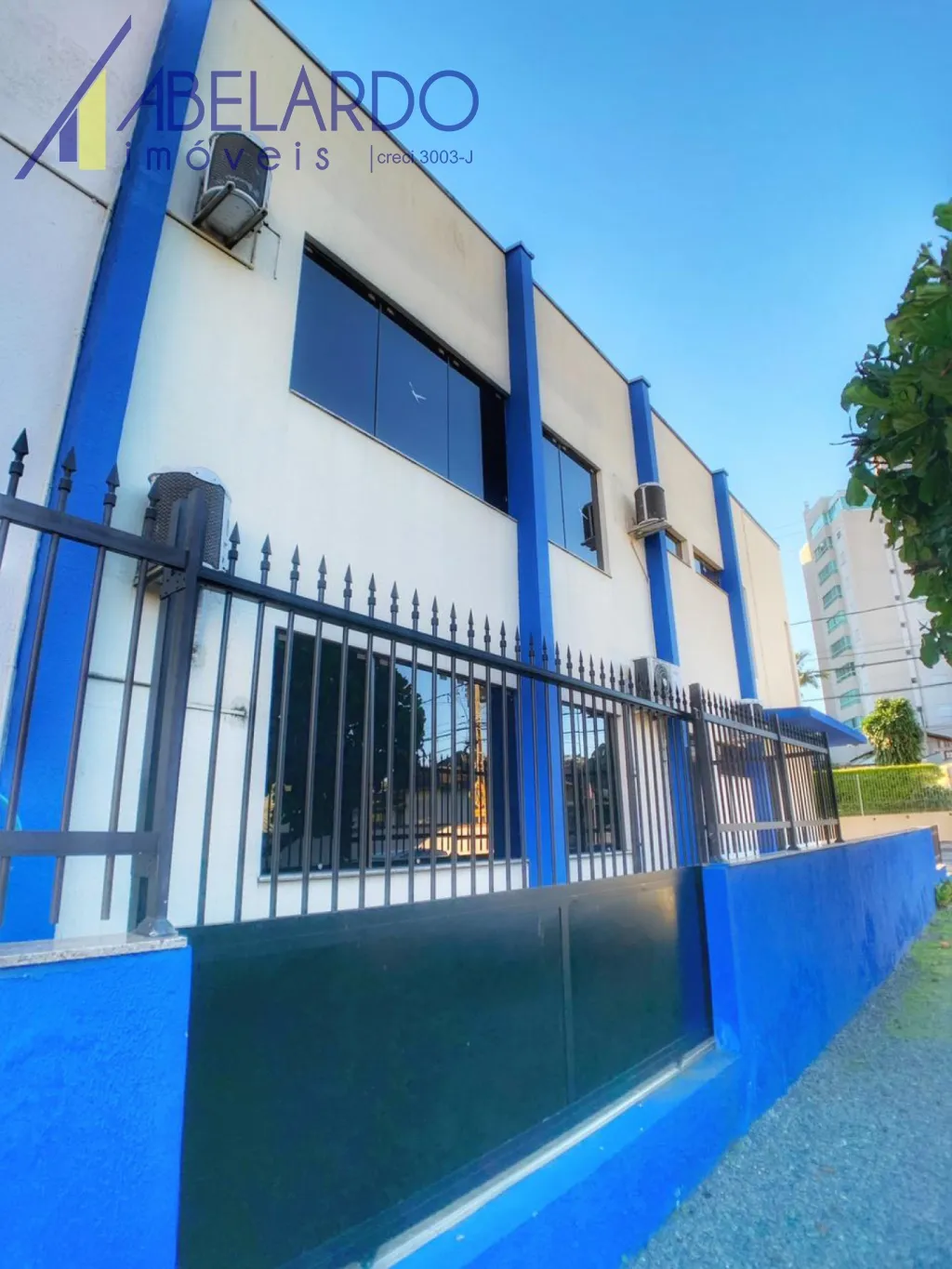 ABELARDO IMÓVEIS - IMÓVEL COMERCIAL - VELHA.Terreno com 360,23m, área construída cerca de 378m, com dois pisos: recepção, 1 sala de reunião, 10 salas com várias estações de trabalho, 6 banheiros, cozinha, varandão. — foto 4