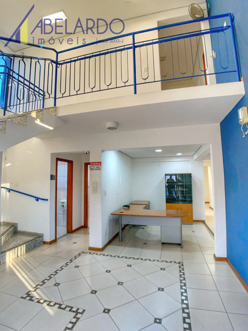 ABELARDO IMÓVEIS - IMÓVEL COMERCIAL - VELHA.Terreno com 360,23m, área construída cerca de 378m, com dois pisos: recepção, 1 sala de reunião, 10 salas com várias estações de trabalho, 6 banheiros, cozinha, varandão. — foto 5