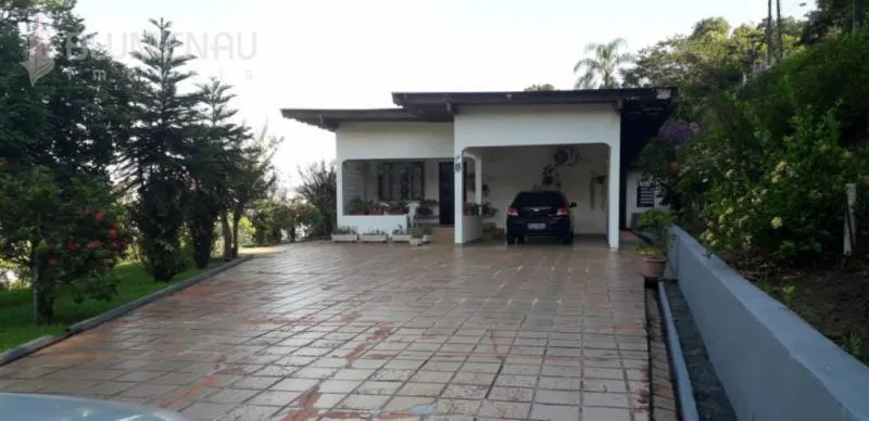 Excelente Residência, ampla e muito confortável, no inicio do Garcia, área central, com terreno de 1.933,45m2 e casa com área útil de 226,52.linda área verde, em local privilegiado e livre de enchentes e enxurradas . Mobília será retirada. - foto 1