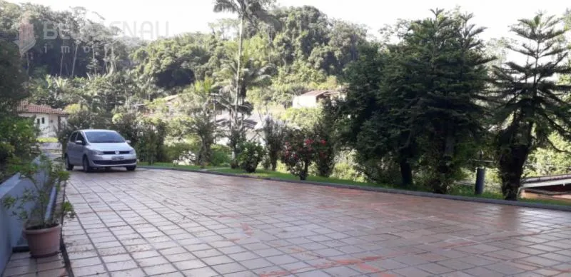 Excelente Residência, ampla e muito confortável, no inicio do Garcia, área central, com terreno de 1.933,45m2 e casa com área útil de 226,52.linda área verde, em local privilegiado e livre de enchentes e enxurradas . Mobília será retirada. — foto 3