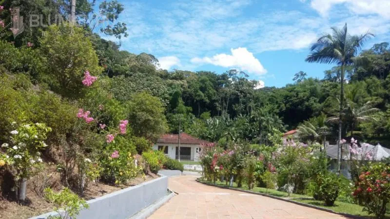Excelente Residência, ampla e muito confortável, no inicio do Garcia, área central, com terreno de 1.933,45m2 e casa com área útil de 226,52.linda área verde, em local privilegiado e livre de enchentes e enxurradas . Mobília será retirada. — foto 5