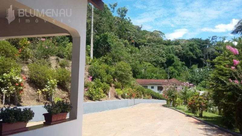 Excelente Residência, ampla e muito confortável, no inicio do Garcia, área central, com terreno de 1.933,45m2 e casa com área útil de 226,52.linda área verde, em local privilegiado e livre de enchentes e enxurradas . Mobília será retirada. — foto 6