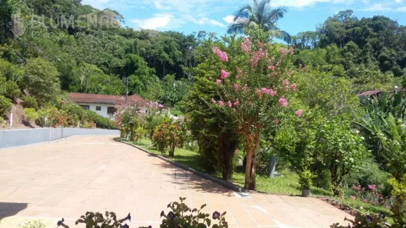 Excelente Residência, ampla e muito confortável, no inicio do Garcia, área central, com terreno de 1.933,45m2 e casa com área útil de 226,52.linda área verde, em local privilegiado e livre de enchentes e enxurradas . Mobília será retirada. — foto 7