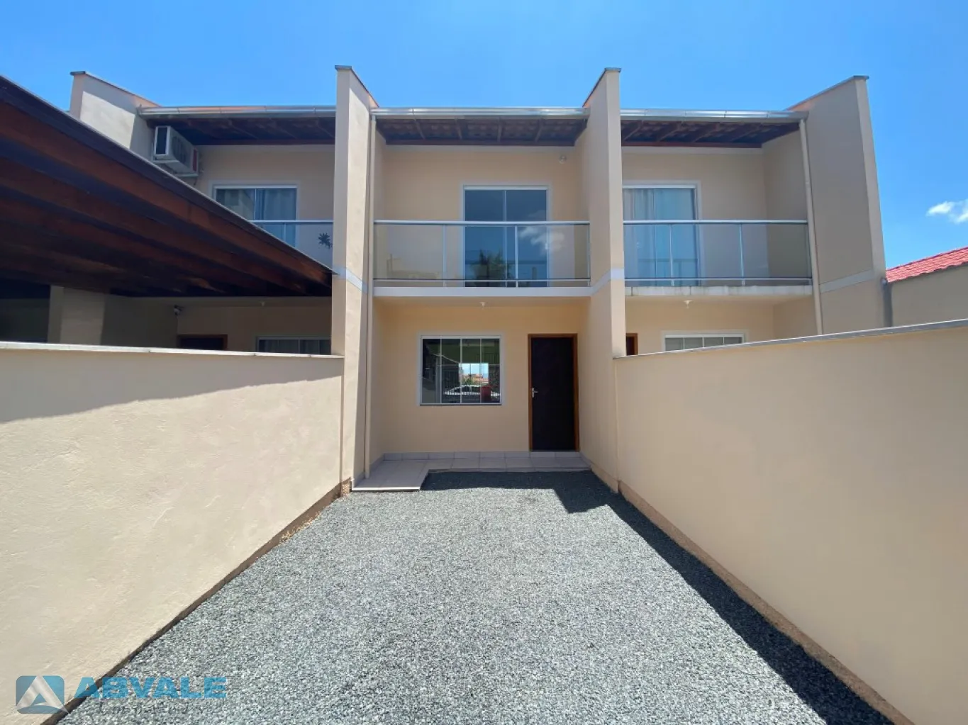 Sobrado Triplex com quintal, localizado em loteamento residencial - foto 1
