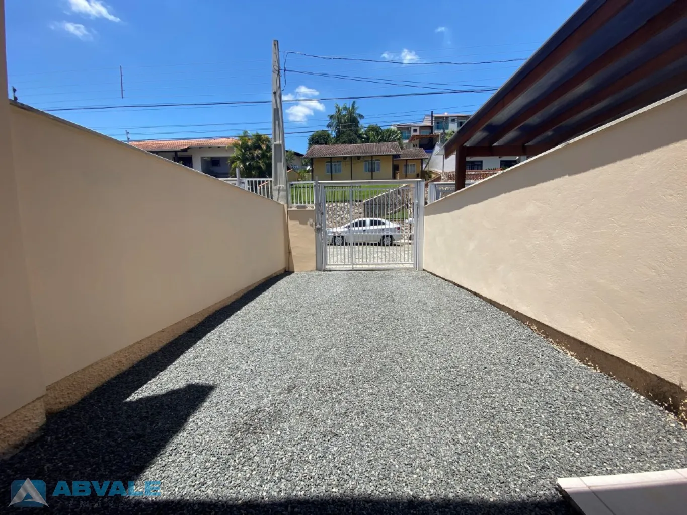 Sobrado Triplex com quintal, localizado em loteamento residencial — foto 2