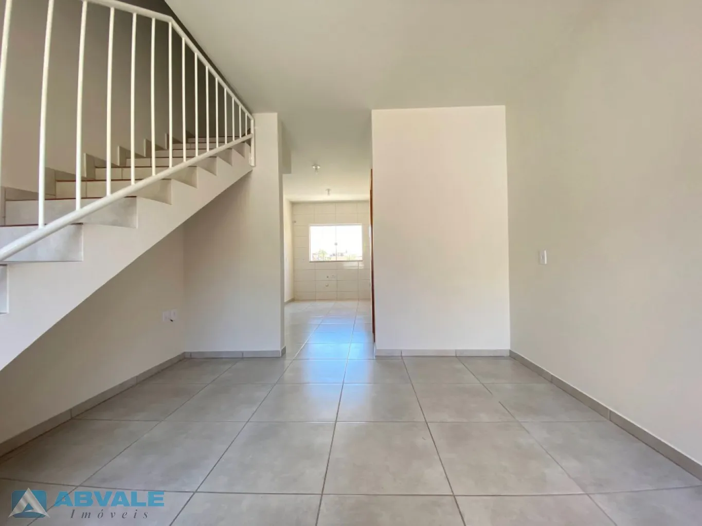 Sobrado Triplex com quintal, localizado em loteamento residencial — foto 3