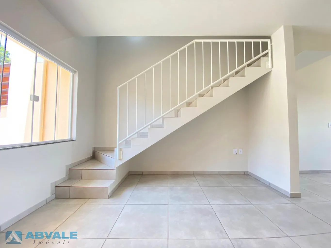 Sobrado Triplex com quintal, localizado em loteamento residencial — foto 4