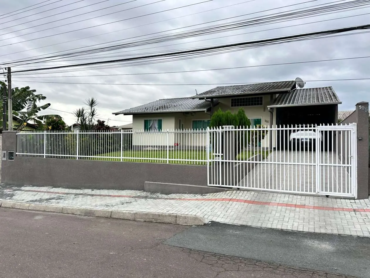Casa à venda com 4 quartos e 2 suítes, 3 vagas, 237m² no Carijós, Indaial - foto 1