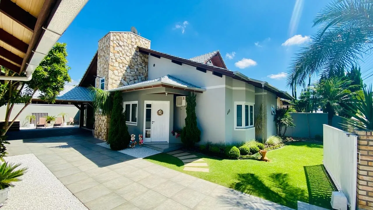 Casa à venda com 3 quartos e 1 suíte, 2 vagas, 280m² no Estados, Indaial - foto 1