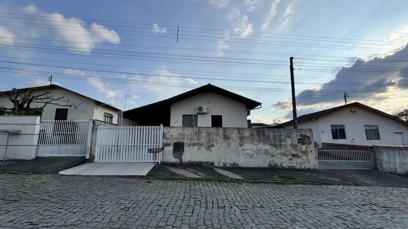 Casa à venda com 3 quartos, 3 vagas, 150m² no Estados, Indaial - foto 1