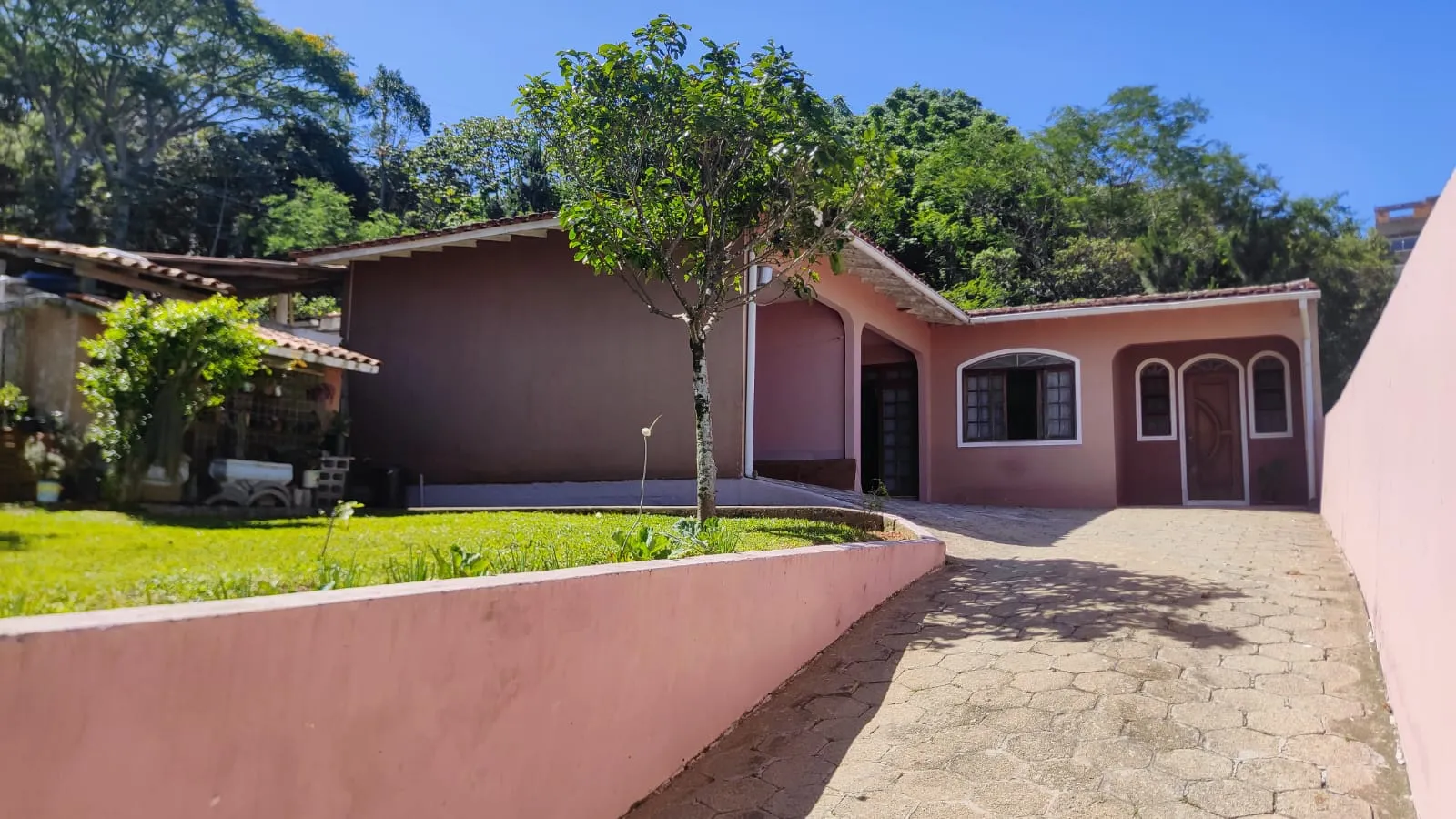 Casa à venda com 3 quartos, sendo 1 suíte, 6 vagas, 150m² na Travessa Antonina Campos da Silva no Roçado, São José