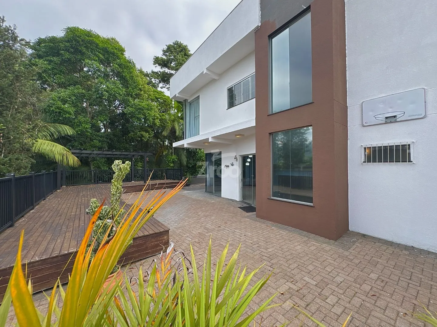 Casa para alugar com 3 quartos e 1 suíte, 2 vagas, 288m² no Água Verde, Blumenau - foto 1