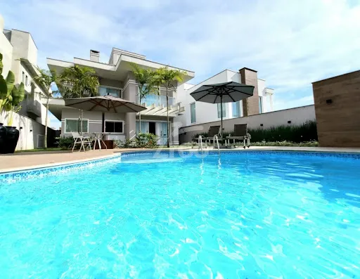 Casa para alugar com 3 quartos e 3 suítes, 2 vagas, 262m² no Itoupava Central, Blumenau - foto 1