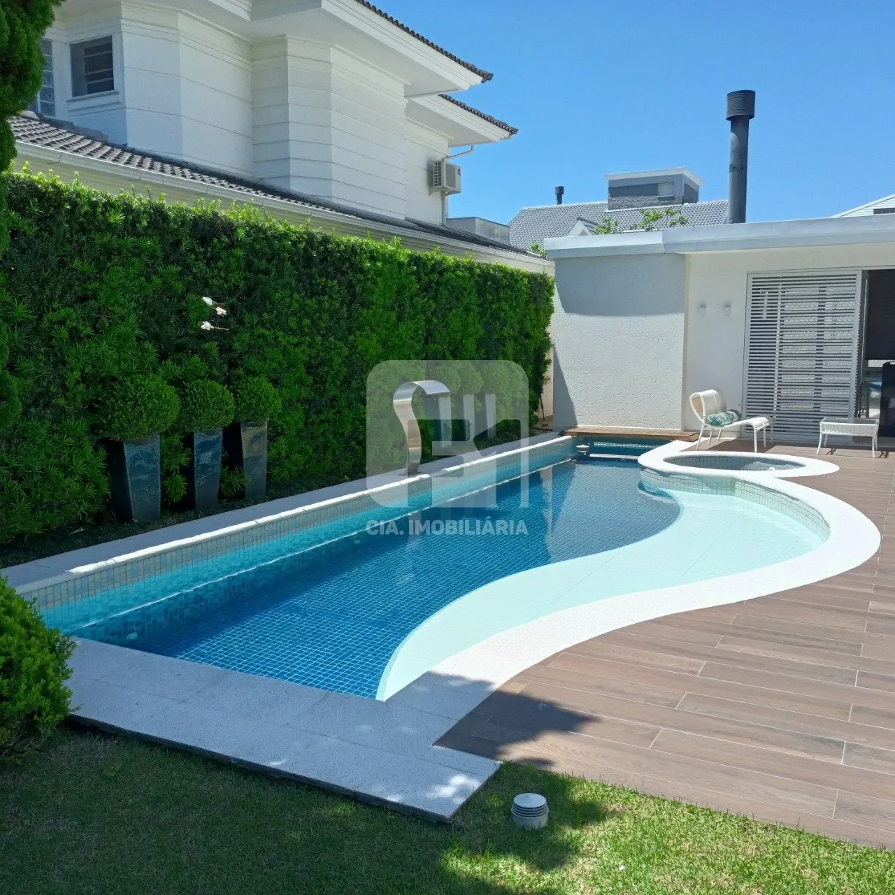 Casa à venda com 6 quartos e 5 suítes, 7 vagas, 816m² no Jurerê Internacional, Florianópolis - foto 1