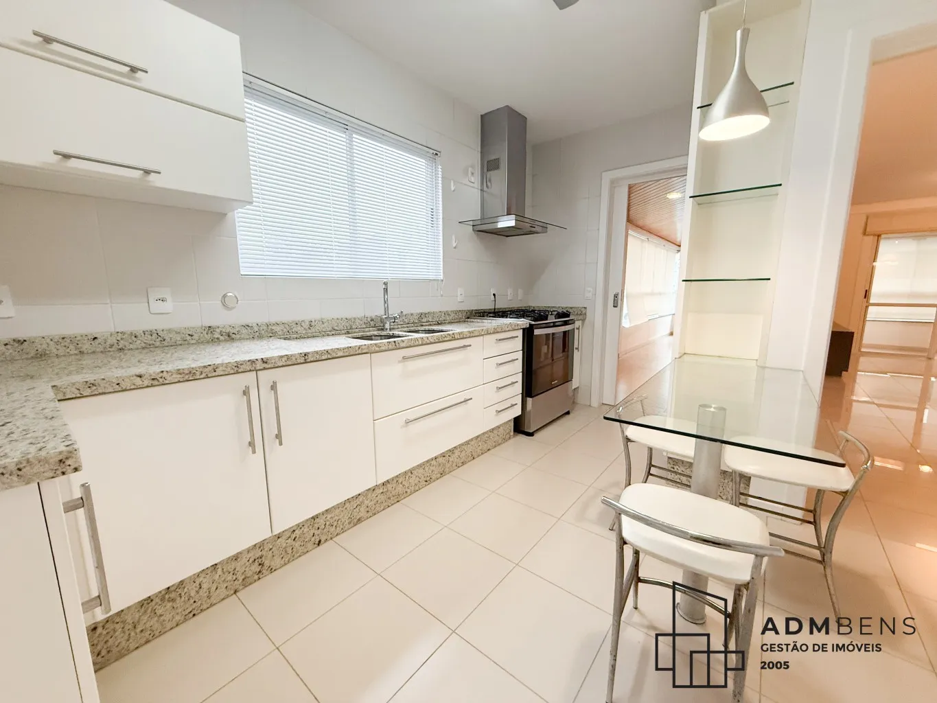 Apartamento mobiliado no bairro Victor Konder, contendo 4 quartos sendo 3 suítes, suite master com armários, piso laminado, ar condicionado e banheiro com hidro, cozinha mobiliada com fogão e coifa, sala com acabamento em gesso, rack para TV e ar condicionado, - foto 1