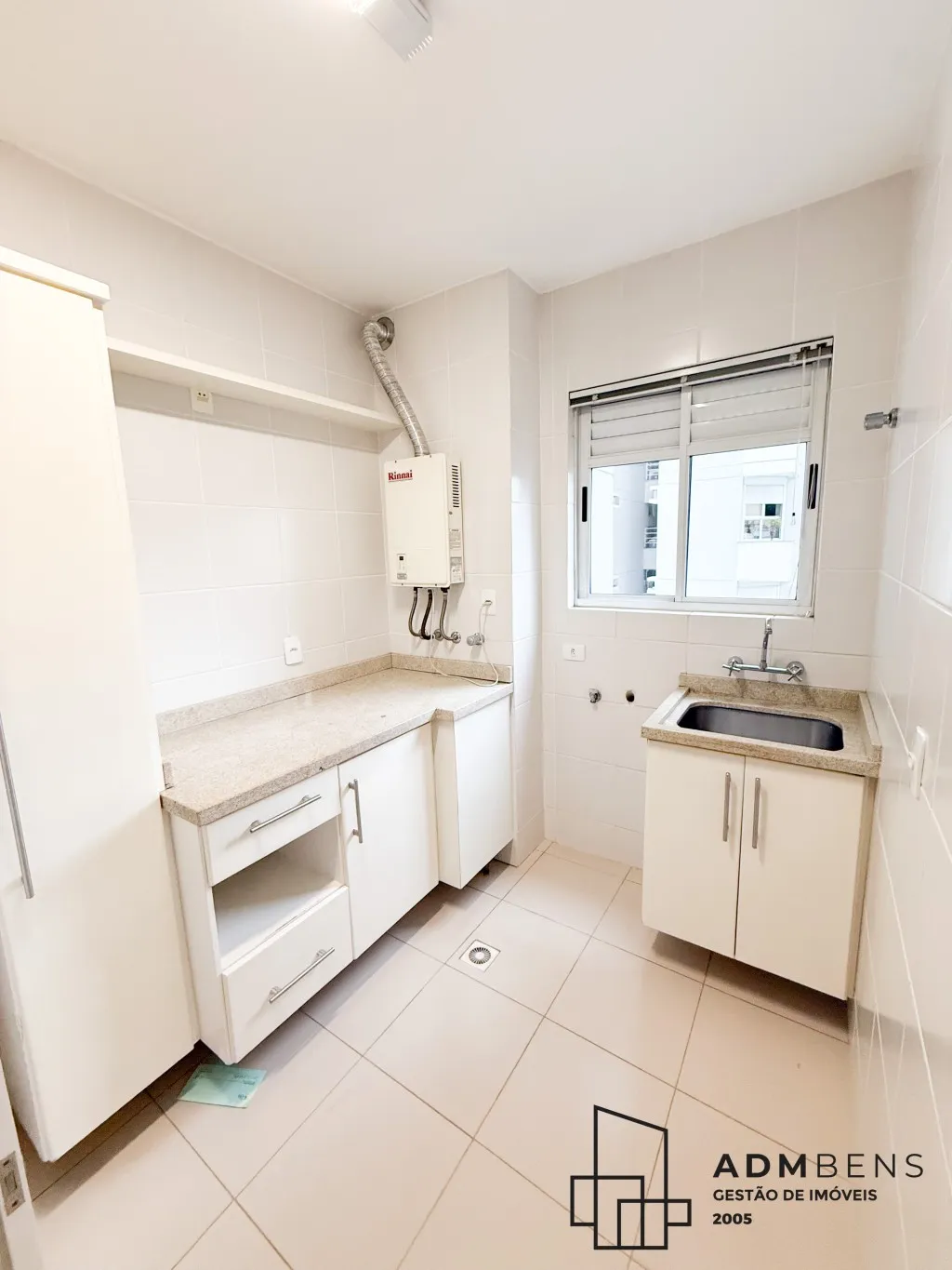 Apartamento mobiliado no bairro Victor Konder, contendo 4 quartos sendo 3 suítes, suite master com armários, piso laminado, ar condicionado e banheiro com hidro, cozinha mobiliada com fogão e coifa, sala com acabamento em gesso, rack para TV e ar condicionado, — foto 3