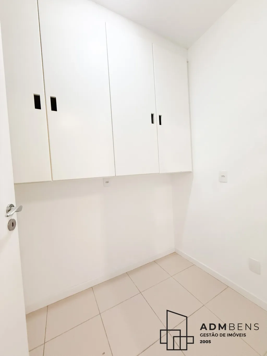 Apartamento mobiliado no bairro Victor Konder, contendo 4 quartos sendo 3 suítes, suite master com armários, piso laminado, ar condicionado e banheiro com hidro, cozinha mobiliada com fogão e coifa, sala com acabamento em gesso, rack para TV e ar condicionado, — foto 4