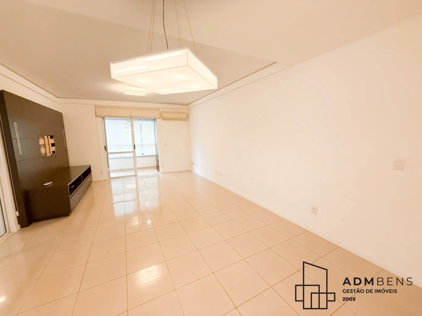 Apartamento mobiliado no bairro Victor Konder, contendo 4 quartos sendo 3 suítes, suite master com armários, piso laminado, ar condicionado e banheiro com hidro, cozinha mobiliada com fogão e coifa, sala com acabamento em gesso, rack para TV e ar condicionado, — foto 5
