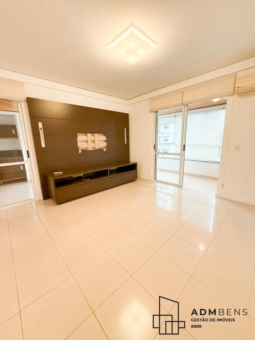 Apartamento mobiliado no bairro Victor Konder, contendo 4 quartos sendo 3 suítes, suite master com armários, piso laminado, ar condicionado e banheiro com hidro, cozinha mobiliada com fogão e coifa, sala com acabamento em gesso, rack para TV e ar condicionado, — foto 6
