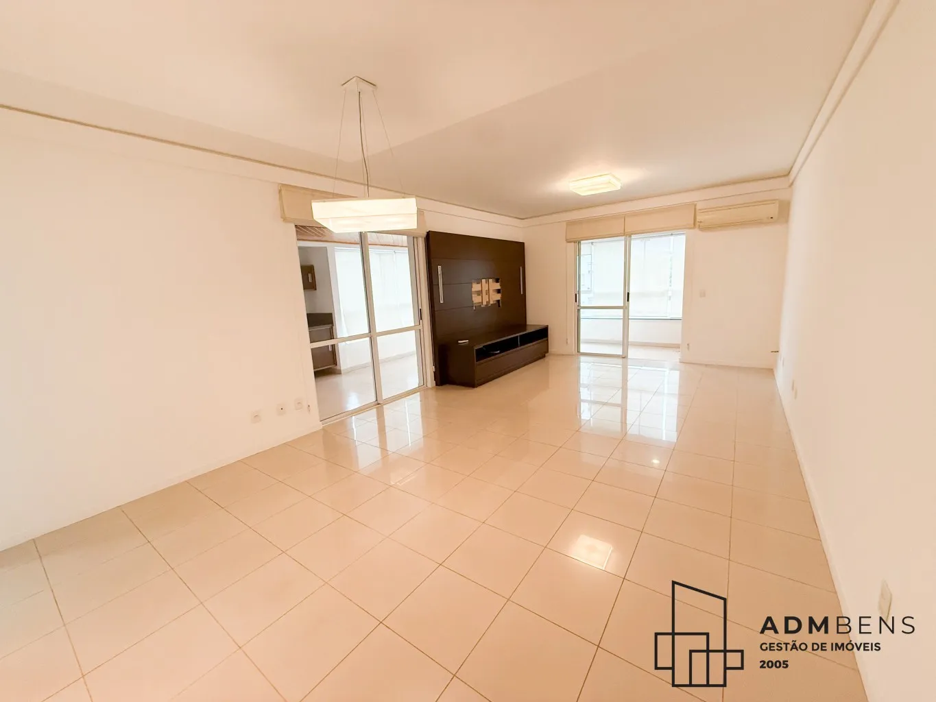 Apartamento mobiliado no bairro Victor Konder, contendo 4 quartos sendo 3 suítes, suite master com armários, piso laminado, ar condicionado e banheiro com hidro, cozinha mobiliada com fogão e coifa, sala com acabamento em gesso, rack para TV e ar condicionado, — foto 7