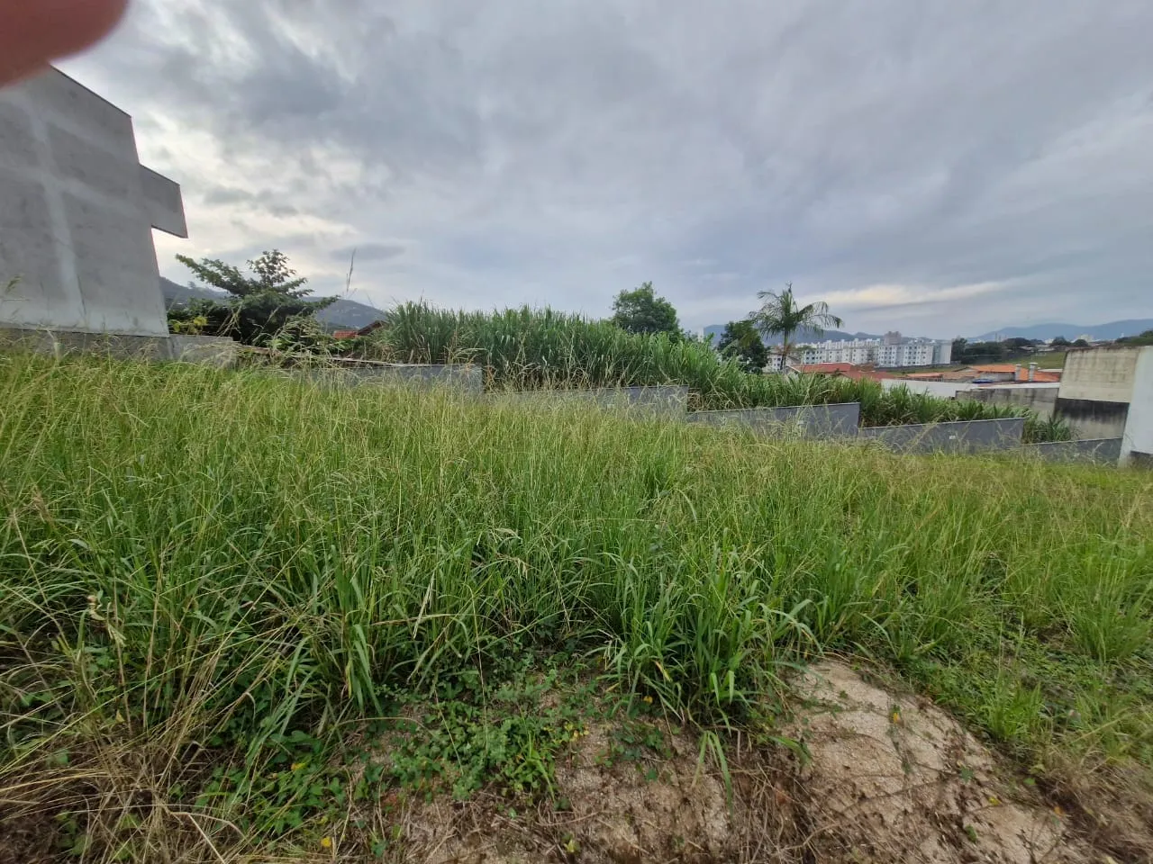 Terreno à venda, 150m² na Rua Homero de Miranda Gomes no Fundos, Biguaçu