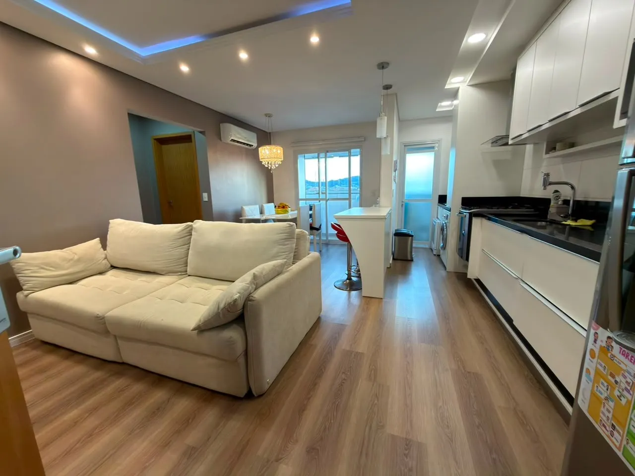 Apartamento à venda com 2 quartos, sendo 1 suíte, 1 vaga, 63m² na Rua Fagundes Varela no Areias, São José