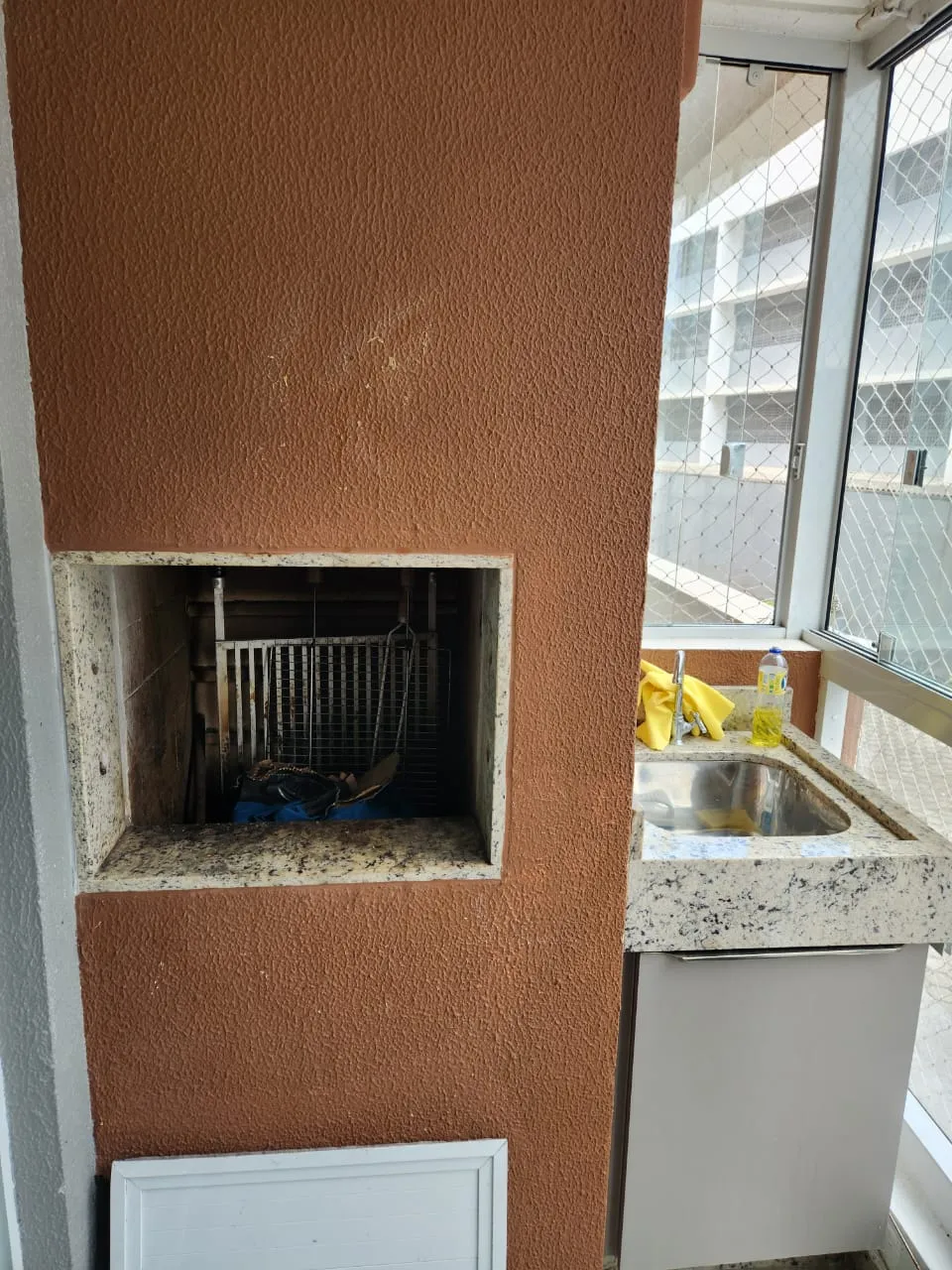 Apartamento à venda com 3 quartos, sendo 1 suíte, 2 vagas, 79m² na Rua Vereador Arthur Manoel Mariano no Forquilhinha, São José