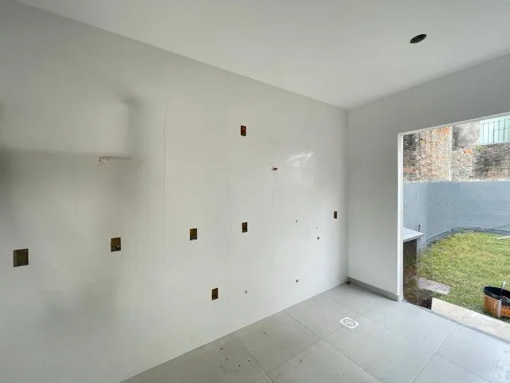 Casa à venda com 2 quartos, sendo 2 suítes, 1 vaga, 73m² na Rua Aduci Arbueis do Nascimento no Serraria, São José