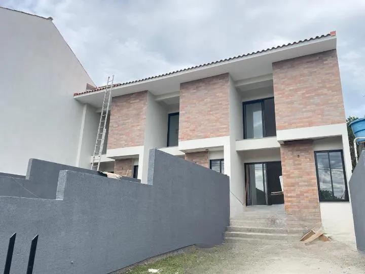 Casa à venda com 2 quartos, sendo 2 suítes, 1 vaga, 73m² na Rua Aduci Arbueis do Nascimento no Serraria, São José